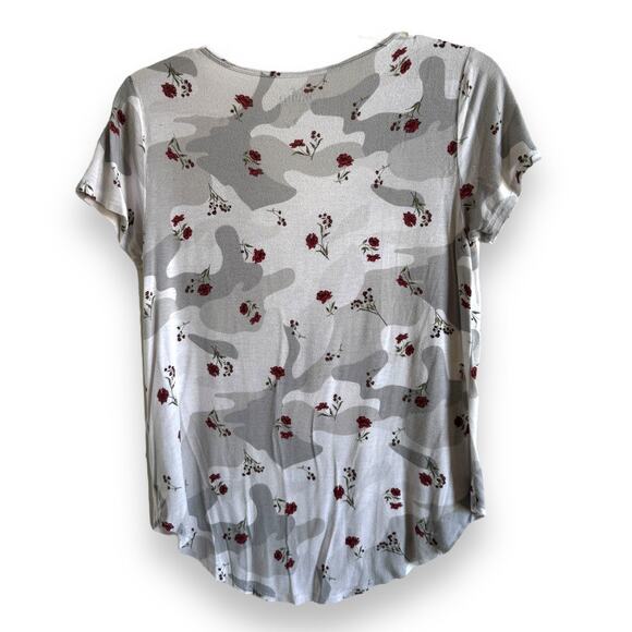 Hollister Womens Tee‎ Sz XS Gray White Camo Camouflage Flowers Pocket Easy Top - Picture 6 of 8